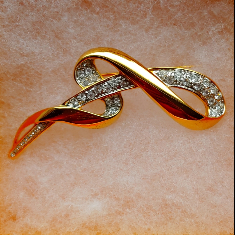 Pin: Gold tone and crystal